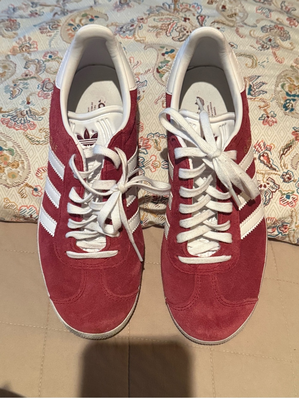 adidas unisex gazelle Burgundy Low-Top Sneakers White Stripes men 6 women 7